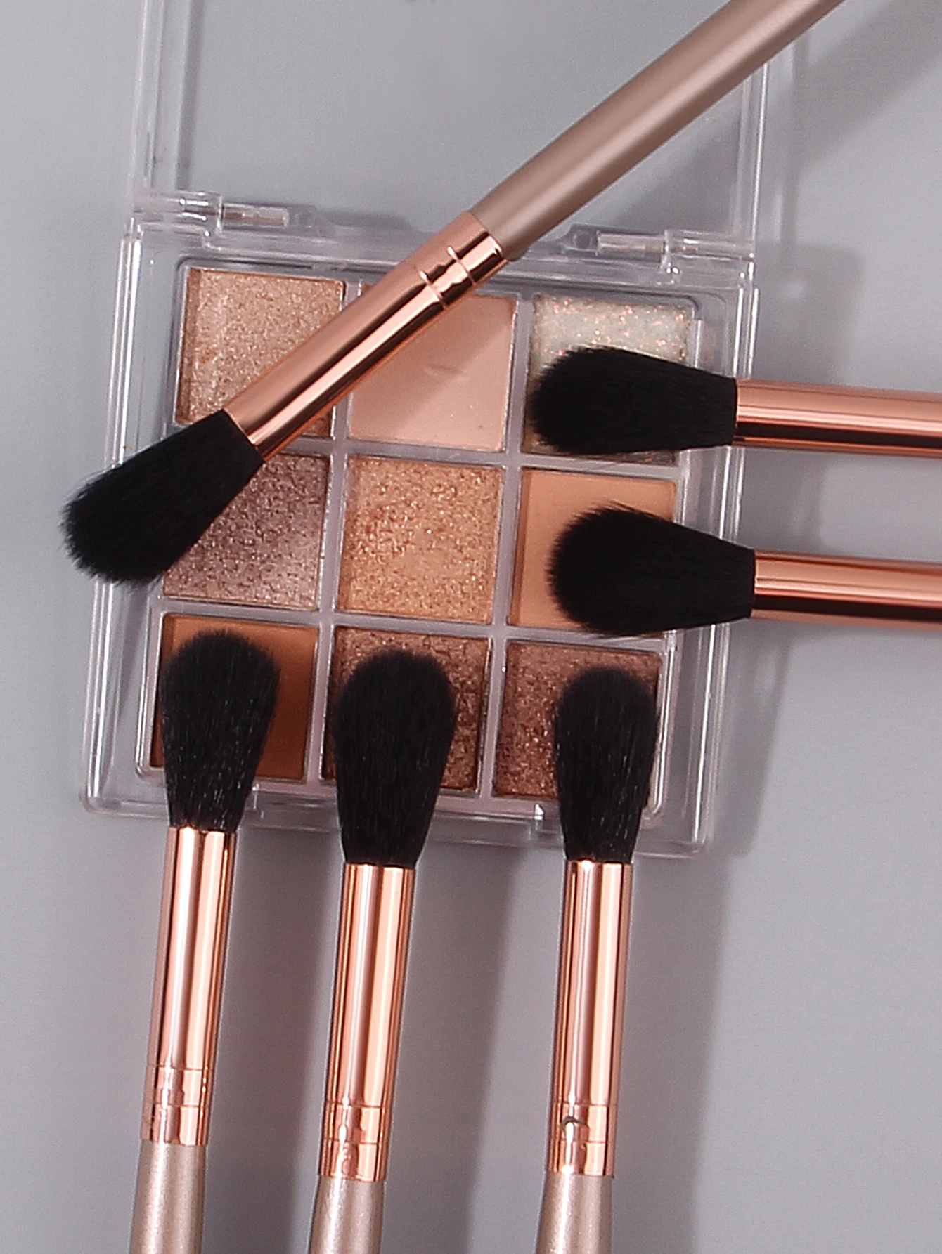 6PCS Champagne-colored makeup brush set:Flame Highlight Brush,Eyeshadow Brush,Nose Shadow Brush,Soft Bristle Facial makeup tools