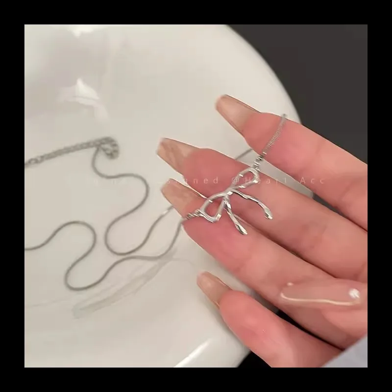 ضوء فاخر بسيط القوس قلادة قلادة الإناث المتخصصة تصميم الشعور المتقدمة الترقوة سلسلة 2024 سلسلة عنق شعبية جديدة