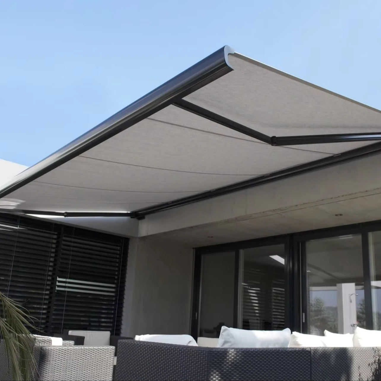 Custom Size Retractable Awning with Heavy Duty Full Cassette and Electric Motorized System for Outdoor Sunshade and Patio