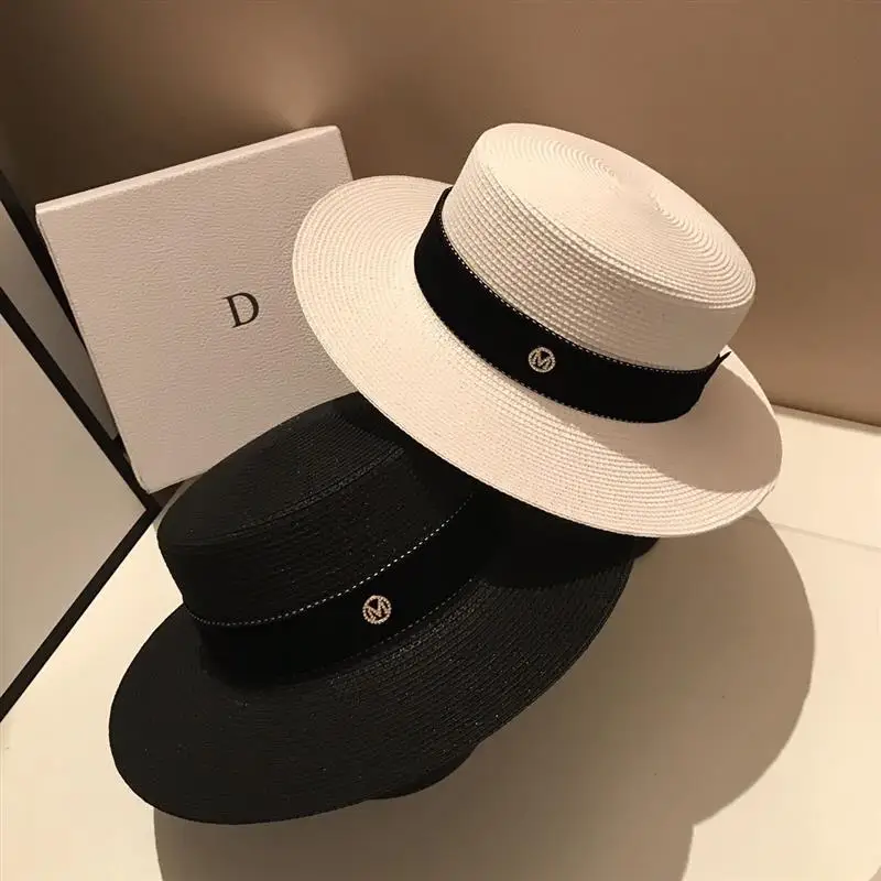 Versátil sombrero de paja plano blanco y negro tejido al aire libre Casual cinta Bowler sombrero clásico moda sombrero para el sol
