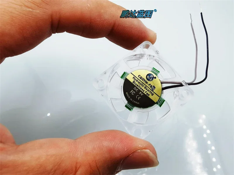 Brandneuer, leiser 3007-transparenter, beleuchteter blauer 3 cm großer Micro-5-V-USB-Router-Laptop-Lüfter, 30 x 30 x 7 mm