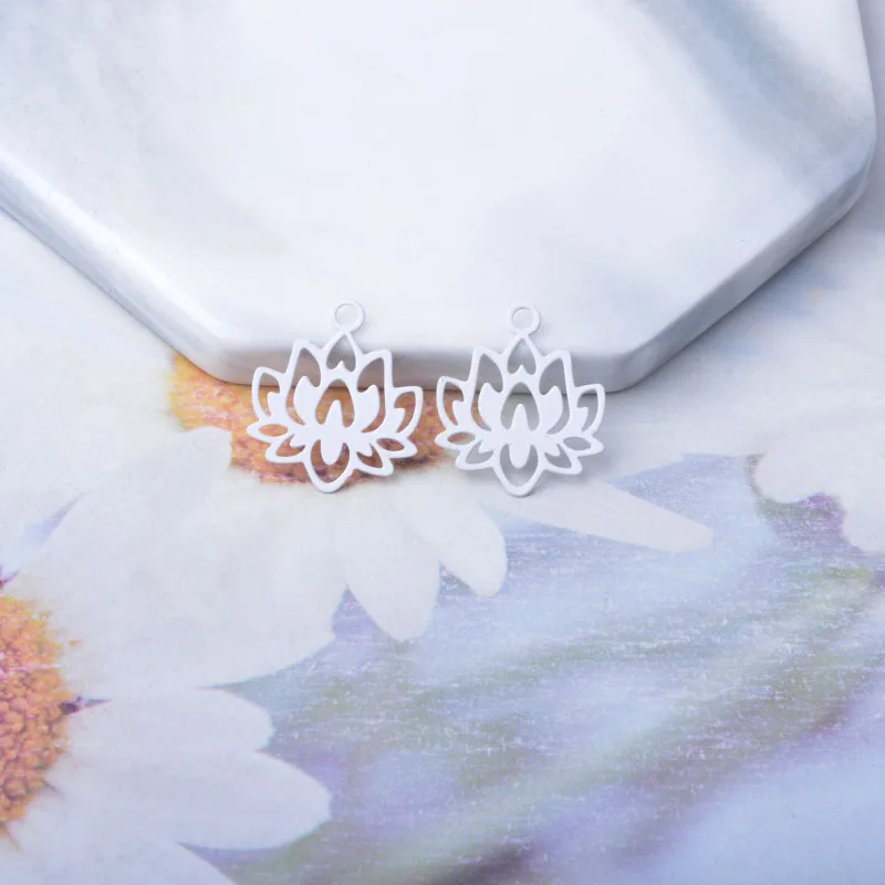 50 Stück AC14606 Messing Laser-geschnittene Dünne Lotus-Anhänger für DIY-Schmuck, Ohrringe und Halsketten – Detail 9