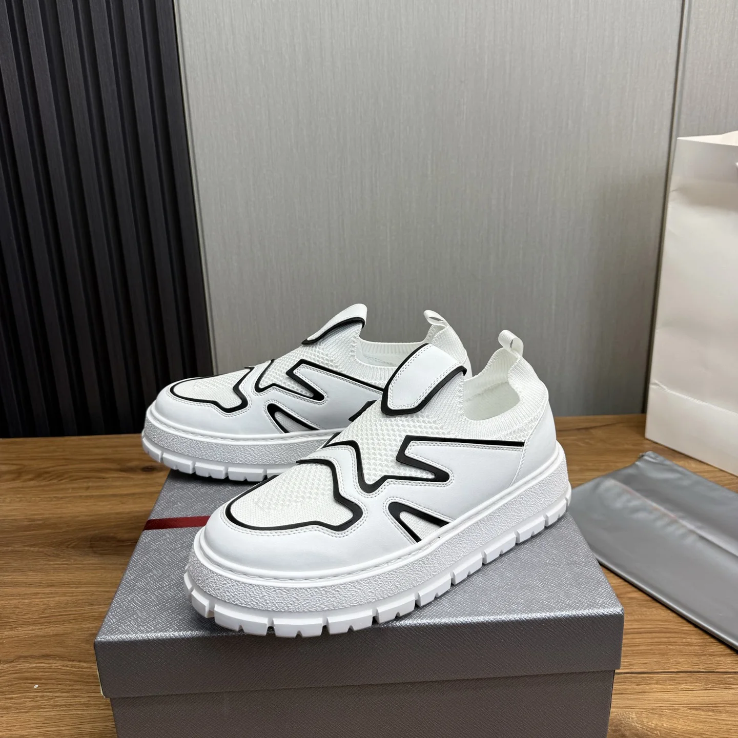 

Hot Sale Men shoes Male sneakers Casual shoes Luxe-Design Breathable mesh material cowhide lining Black and white color blocking