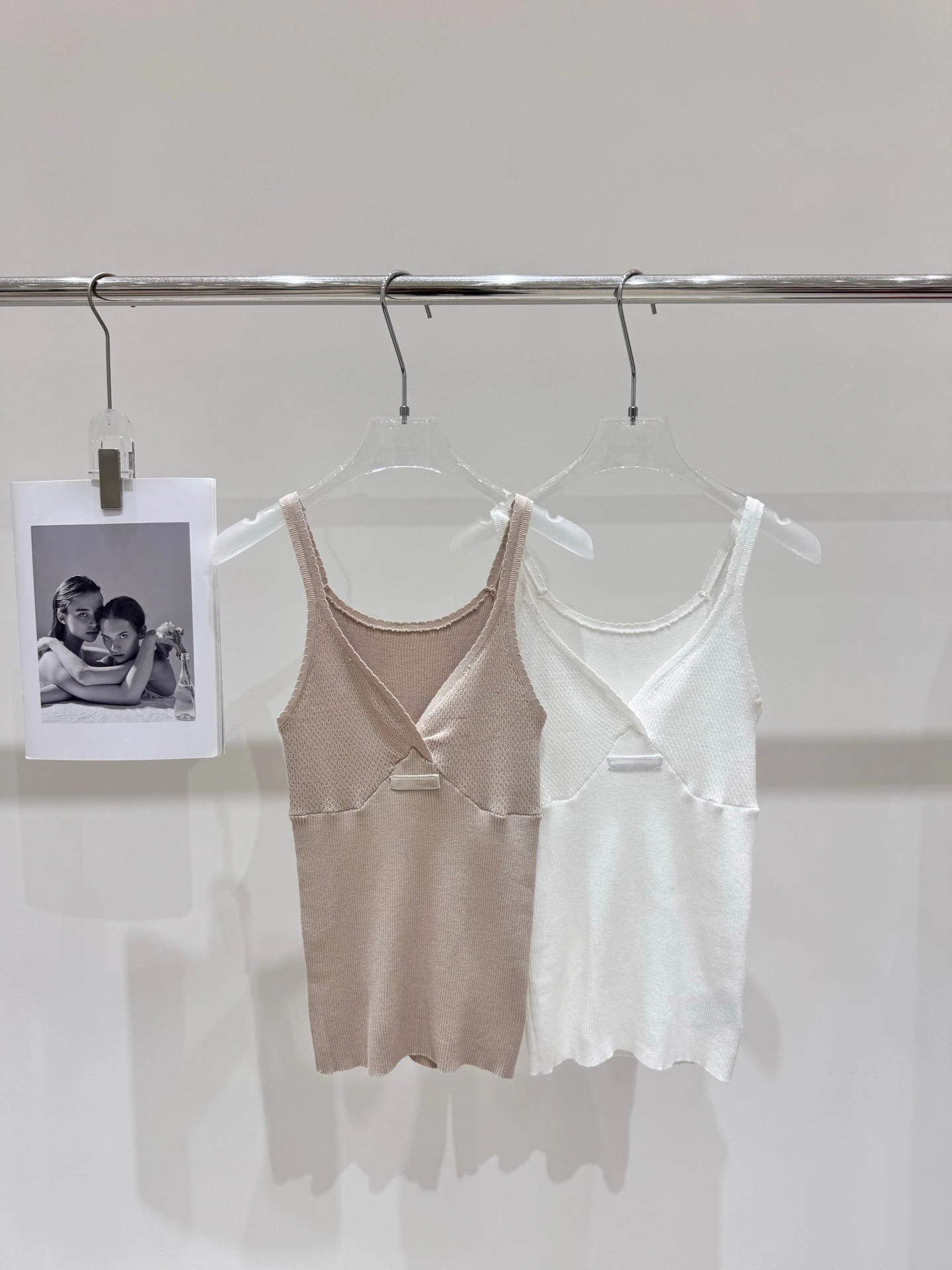 

Модный бренд VIBE: Весенне-летний женский вязаный жилет без рукавов с V-образным вырезом, на бретельках, базовый слой, утягивающий, асимметричный вязаный топ