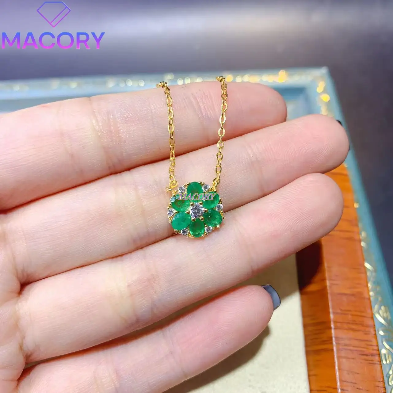 

Top-quality emerald necklace for women, made of 925 sterling silver, premium with certification, suitable for various occasions.