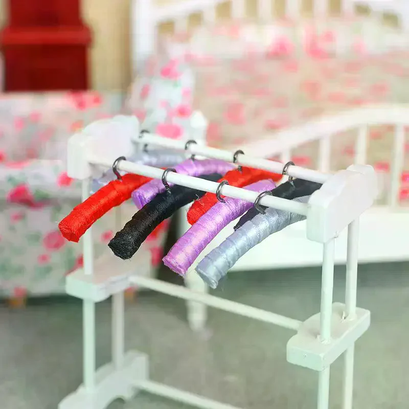 4Pcs 1/12 Dollhouse Simulation Mini Coat Hanger Set Dollhouse Furniture Decoration Micro Scene Photo Props Pretend Play Toys