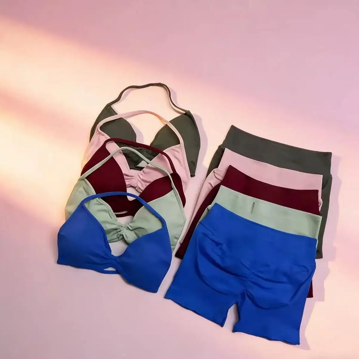 

Комплект для йоги и фитнеса l0g0 Impact Fashion из 2 предметов: женский бесшовный топ для йоги с тонкими бретелями, шорты для фитнеса с высокой талией и рюшами, спортивный комплект.
