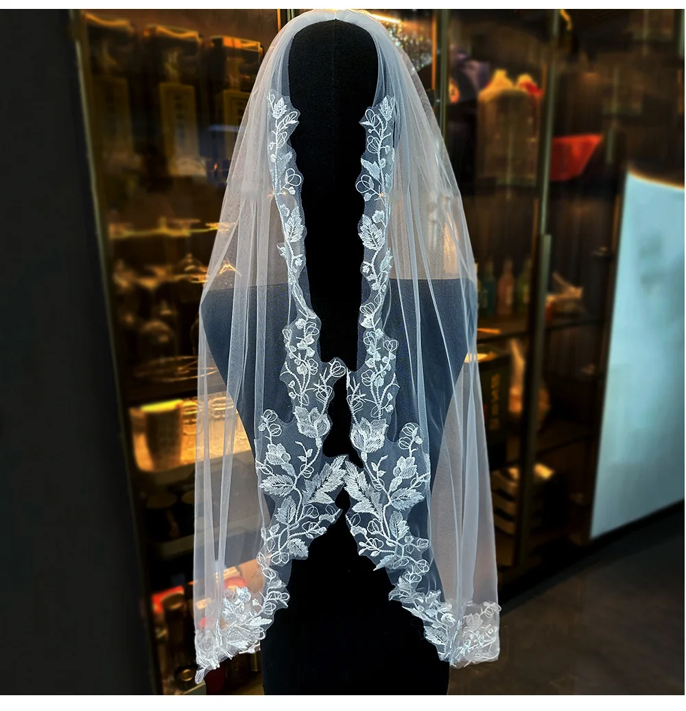 

Fancy Wedding Veils Short Bridal Veils with Comb Applique Edge Wedding Accessories