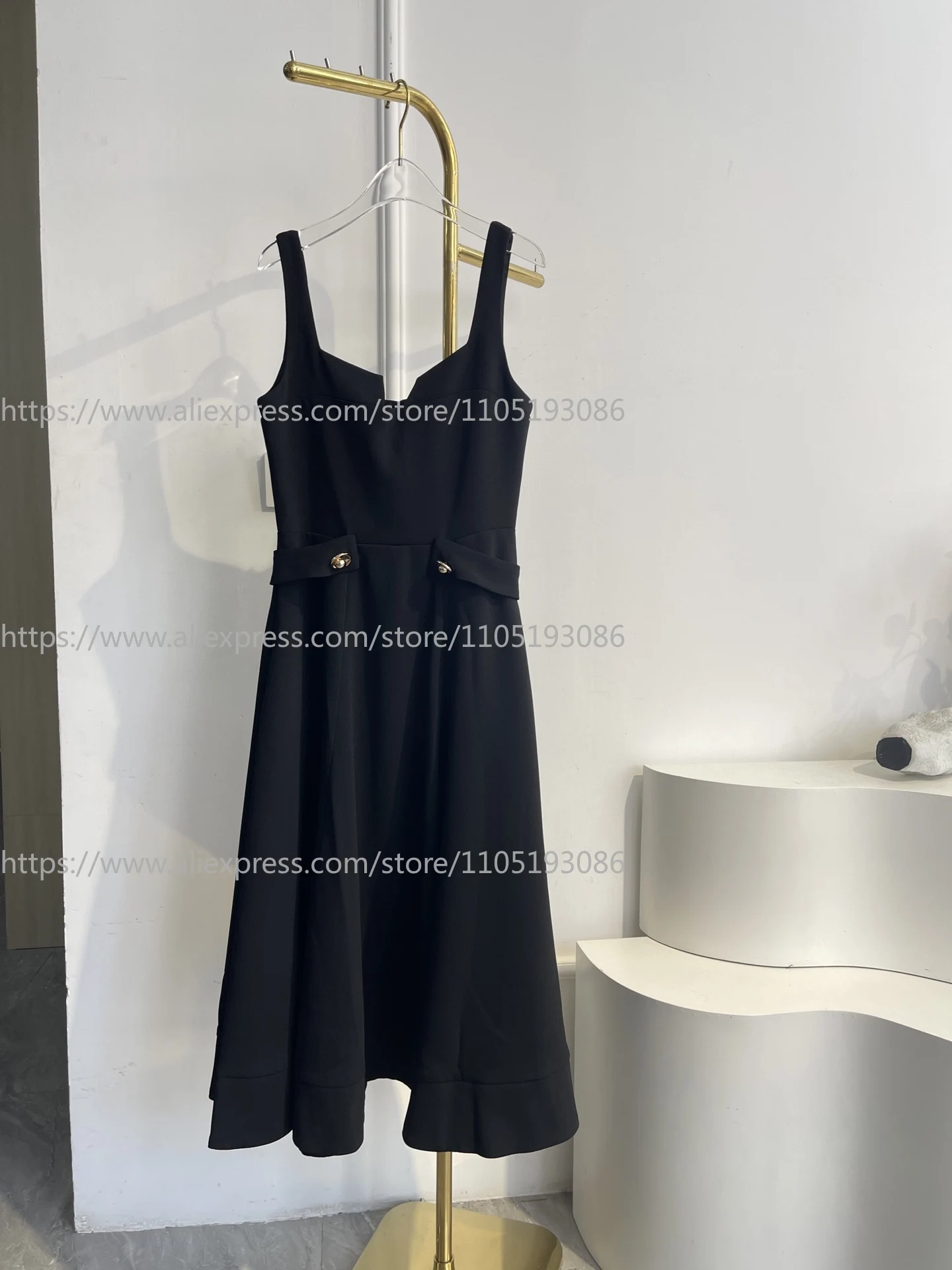 Nuovo Elegante Abito Midi Vintage da Donna 2026, Nero con Spalline Sottili, Scollo Quadrato, Cut-out, Vita Alta e Bottoni Dorati