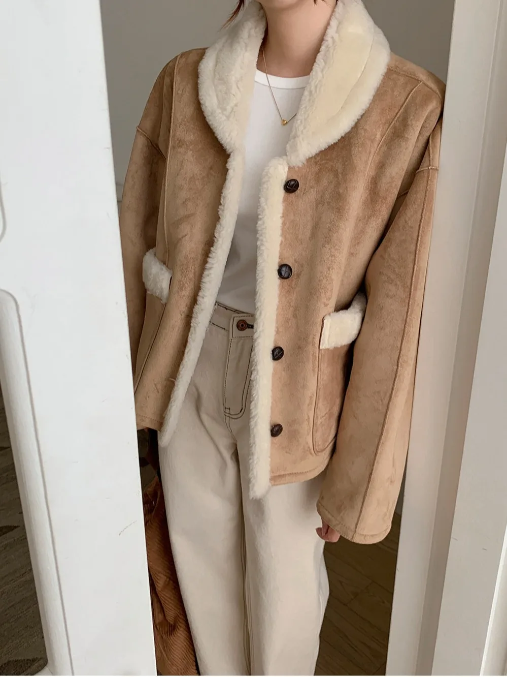 Elegancki, vintage'owy płaszcz dwustronny z zamszowym kołnierzem z futra jagnięcego, damski płaszcz ze skóry ekologicznej i futra, prosty krój, do pracy.