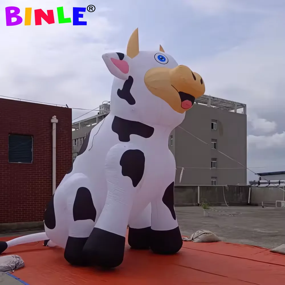 Atractivo vaca lechera inflable gigante, modelo de dibujos animados de animales de granja de ganado lechero inflable al aire libre para decoración de pasto de desfile