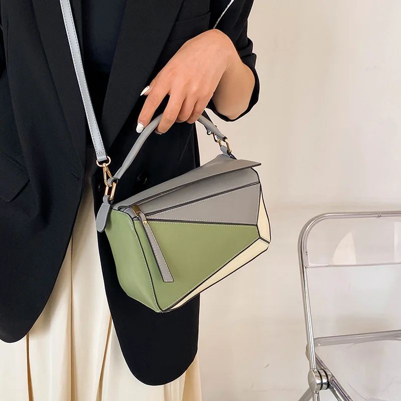 

Minimalist Chic Commuter Bag With Trendy Letter Logo And Solid Color Ideal For Stylish Women Everyday Carrier
