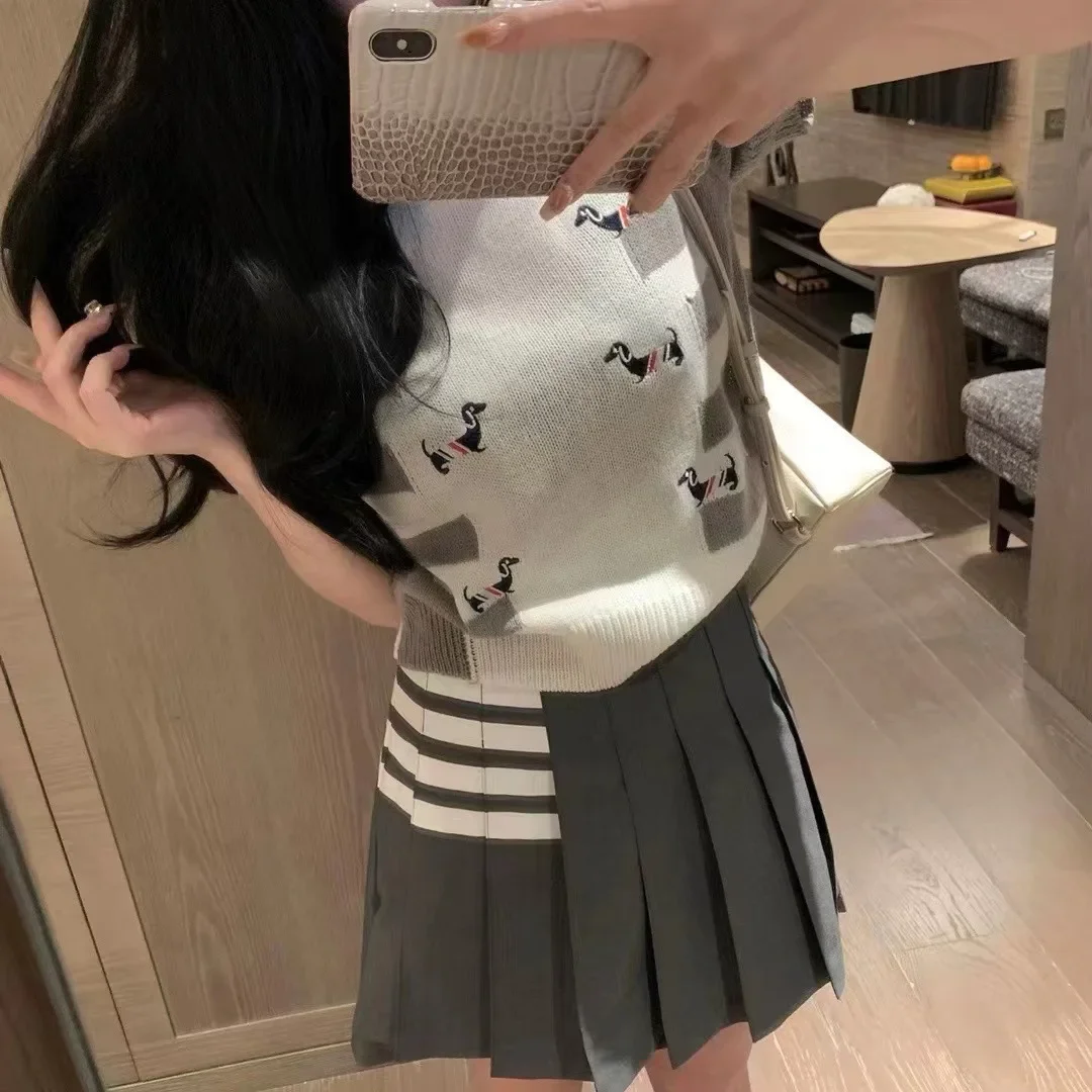 Academy style age reducing set with playful dog embroidery and color blocking short sleeved knitted T-shirt in Korean style