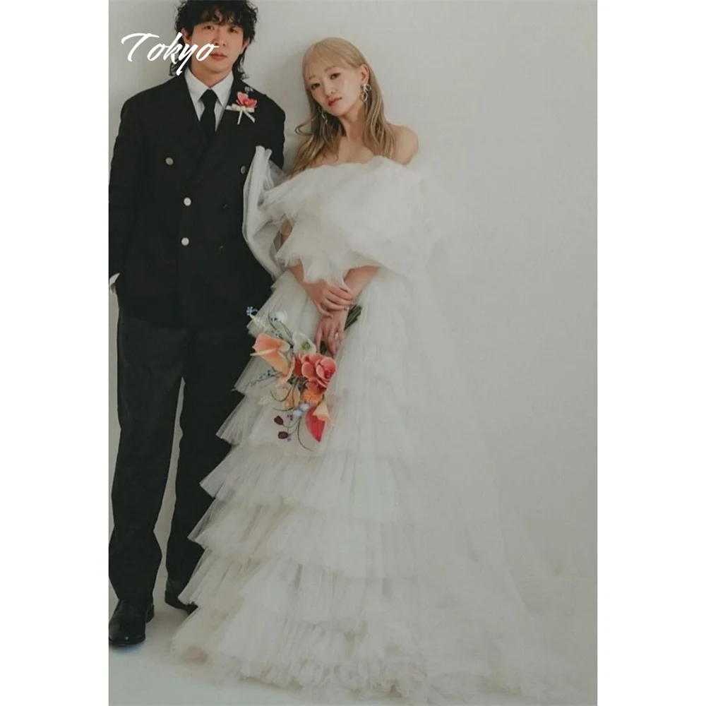 Vestido de novia blanco personalizado con hombros descubiertos de Tokio, vestidos de novia con volantes en cascada de manga corta, vestidos de boda elegantes con tren de corte