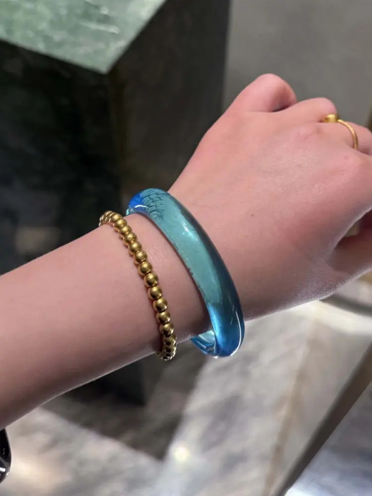 

Браслет из натурального синего кристалла, имитирующего цвет озерной воды, для женщин, с необработанным камнем, белый, как лунный свет, ледяной вид.