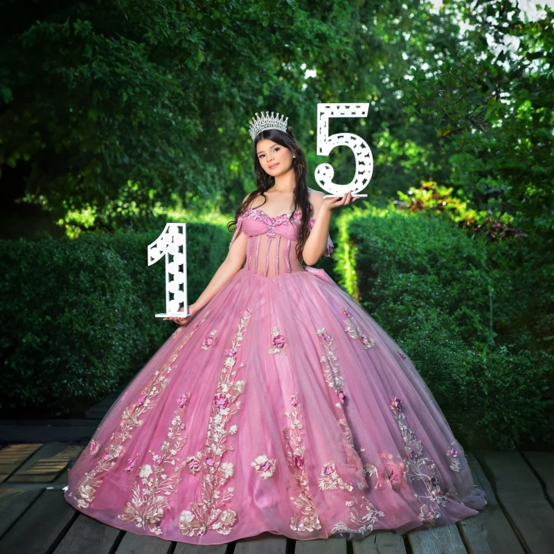

Розовые платья Quinceanera по индивидуальному заказу с открытыми плечами, блестящая аппликация с кристаллами и 3D цветочным бантом, длинный хвост, Vestido 15, Quinceanera