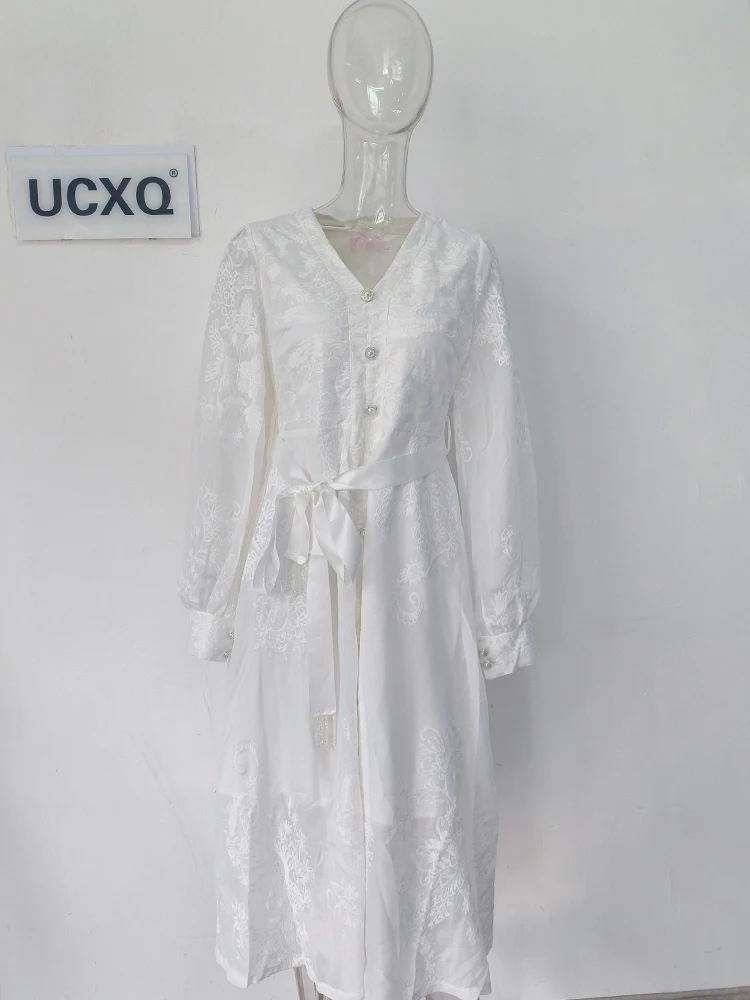 UCXQ Feestijl V-hals Vest Vastgebonden Taille Jurk Elegante Witte All-Match Geborduurde Lange Jurk Dames 2024 Lente Zomer 8119