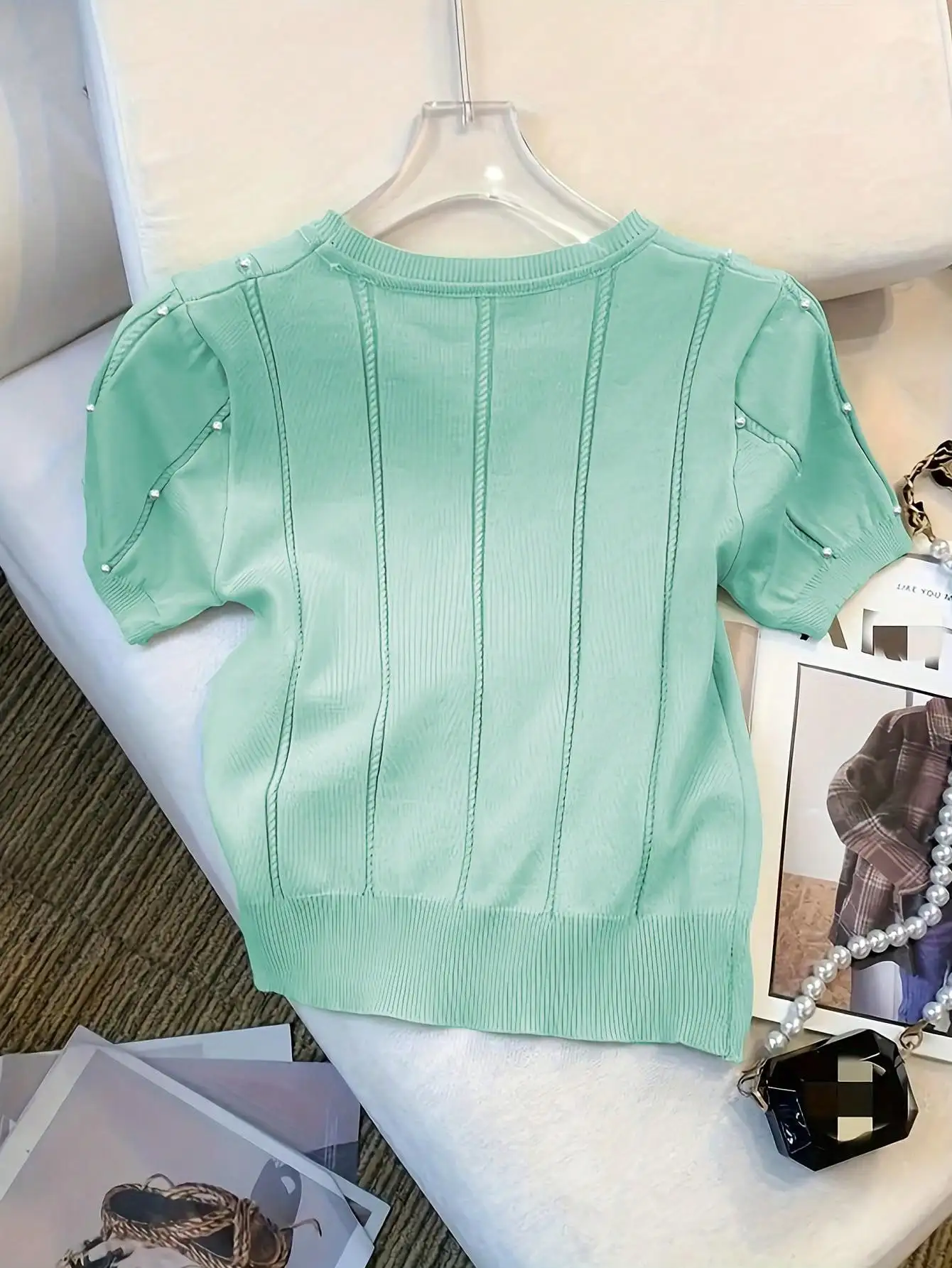 Elegante top de punto de manga corta con cuello redondo y cuentas, color sólido para un look atemporal, perfecto para primavera y suma