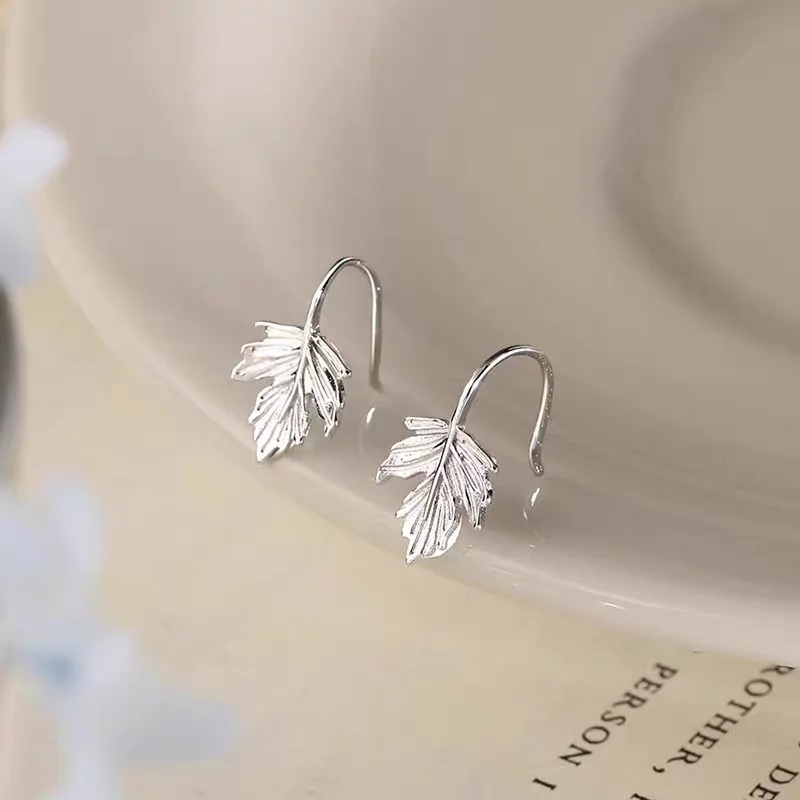 Inspiration artistic texture maple leaf earrings for women new in exquisite fashion clip on earrings party jewelry gifts