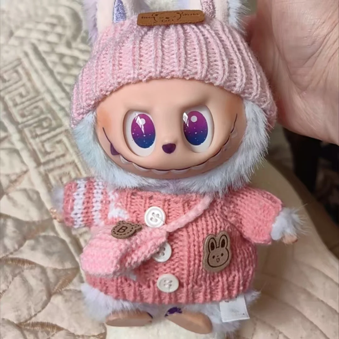 

Для одежды Labubu. Полосатый свитер. Подходит для шляпы. Подвеска. Можно сочетаться в соответствии с вашими льготными аксессуарами.