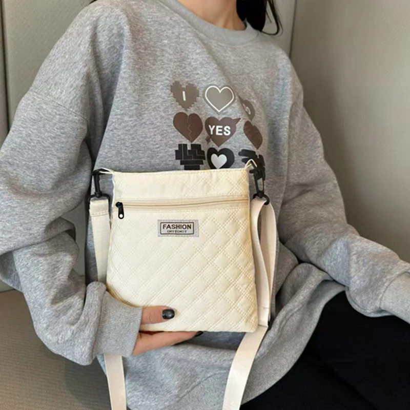 

Women's leather handbag made of nylon, can be carried on one shoulder and used for school, work or travel.