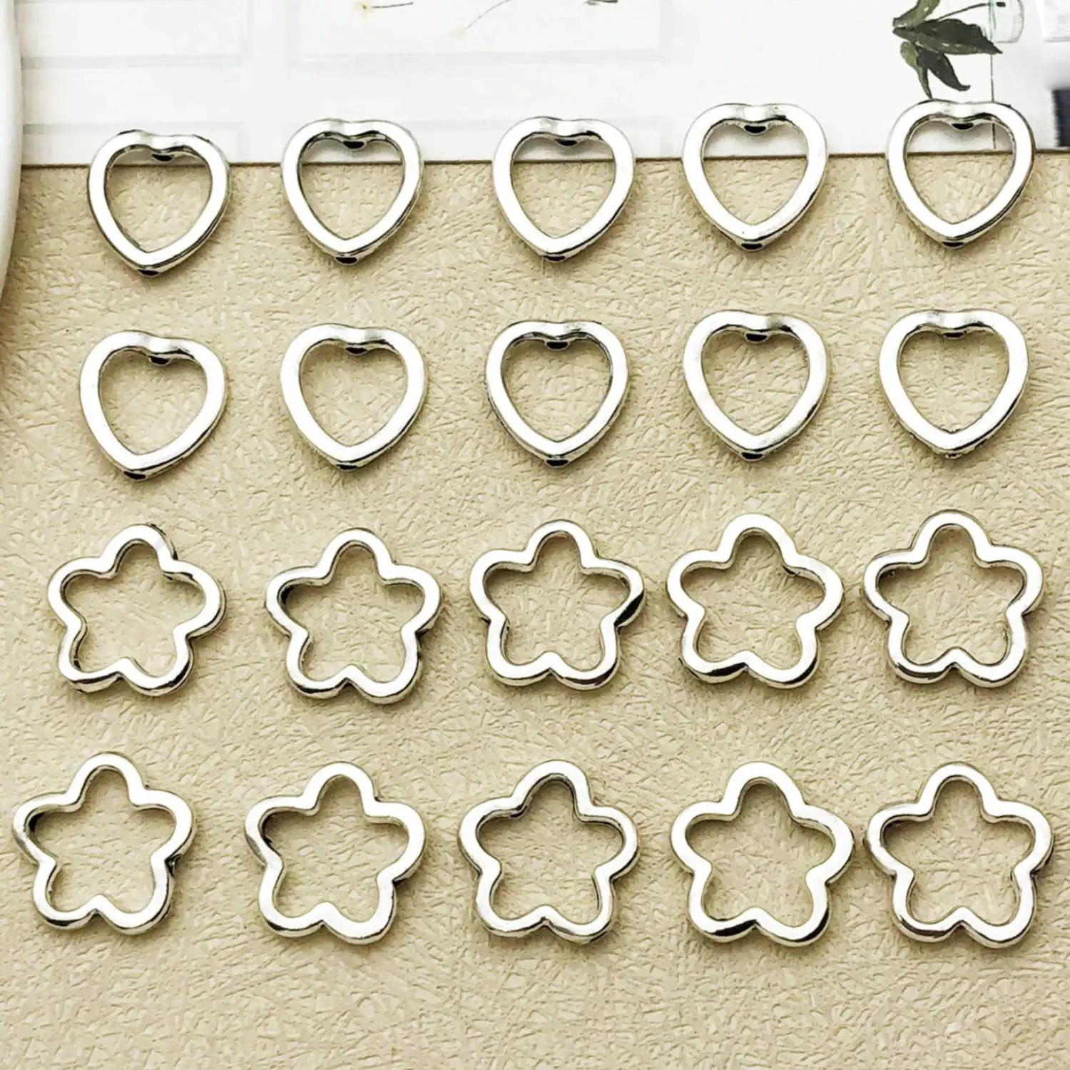 10/20pcs Zinc Alloy Ancient Silver Clover, Heart-Shaped Spacer Beads, DIY Necklace, Bracelet Jewelry Making Fashion Accessories.