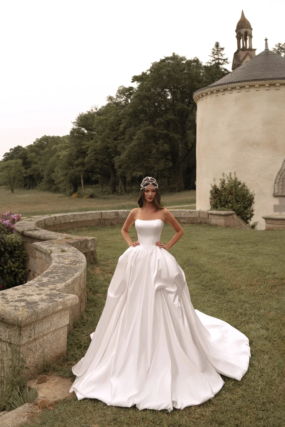 

Customized Graceful White Satin Wedding Dress Formal Strapless Sleeveless Robe de mariée Dreamy A-Line Chapel Train Bridal Gowns