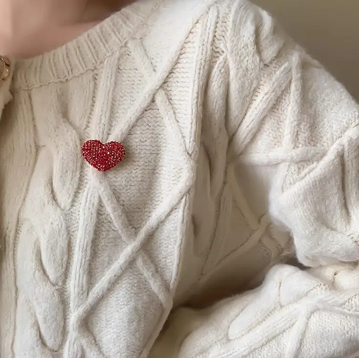 Broche rojo ostentoso lleno de diamantes de imitación en forma de corazón para mujer, alfileres de amor de solapa para amantes, alfileres de amor de