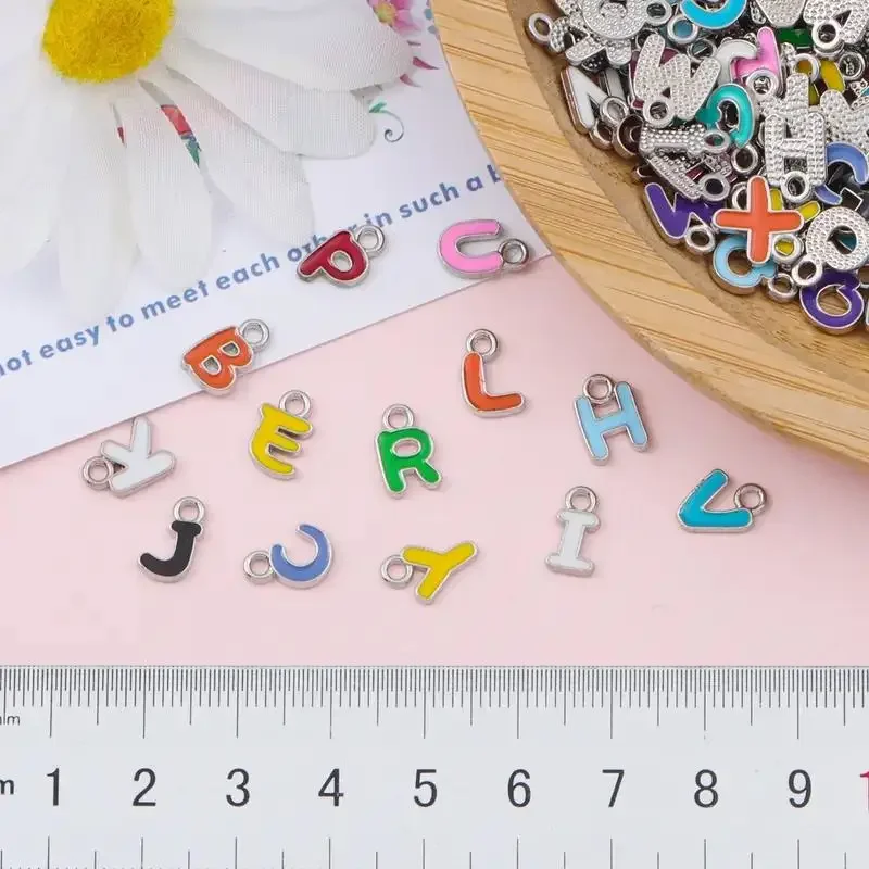 100 Buah Liontin Huruf Logam Jimat Huruf Enamel Berwarna Acak Ornamen Dekoratif Kalung DIY untuk Tangan DIY Membuat Liontin Brac