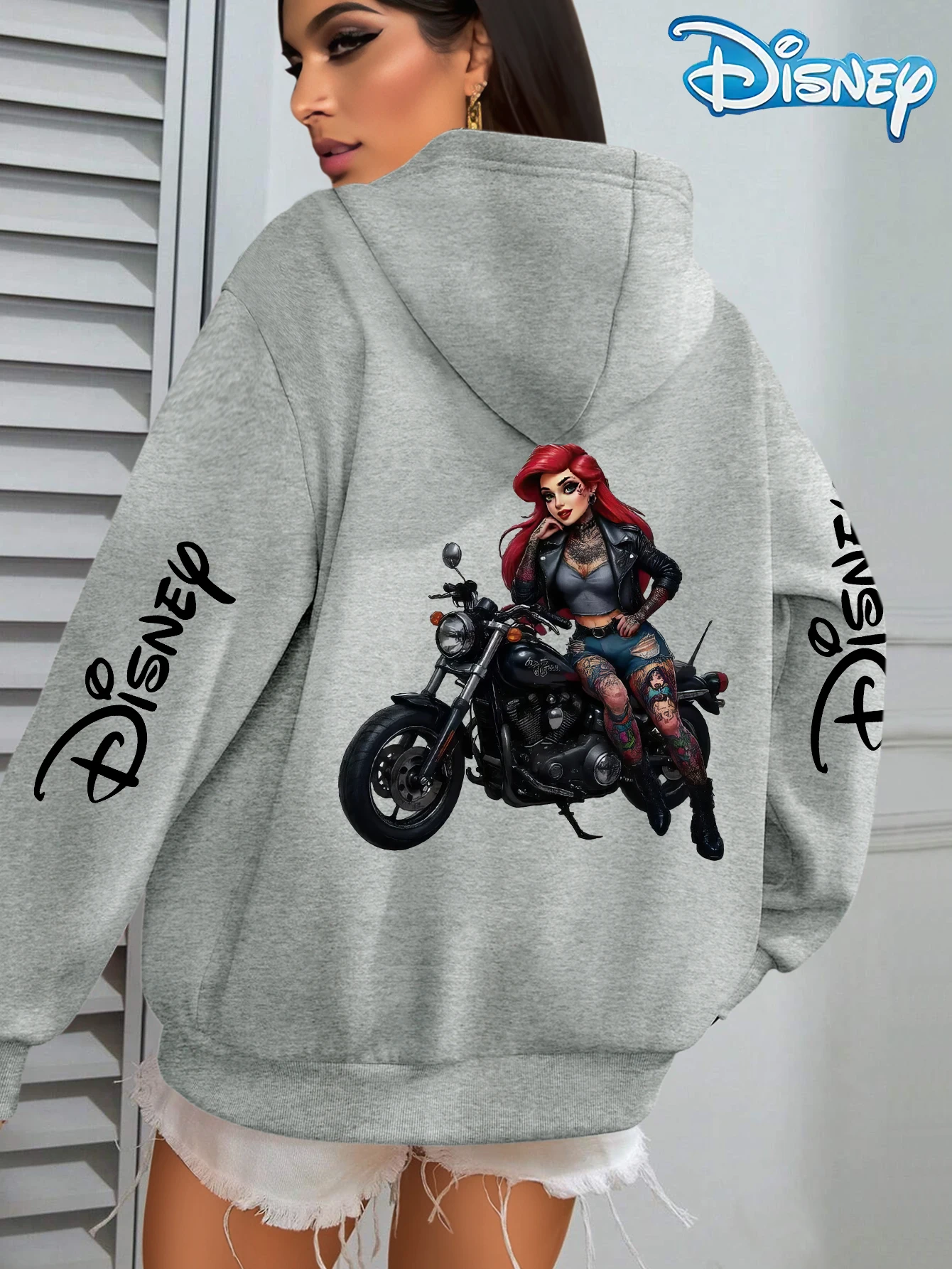 سويت شيرت أرييل ذا ليتل ميرميد والسيدة فريد بقلنسوة - ارييل يركب دراجة نارية مع فريد وسيباستيان للارتداء اليومي