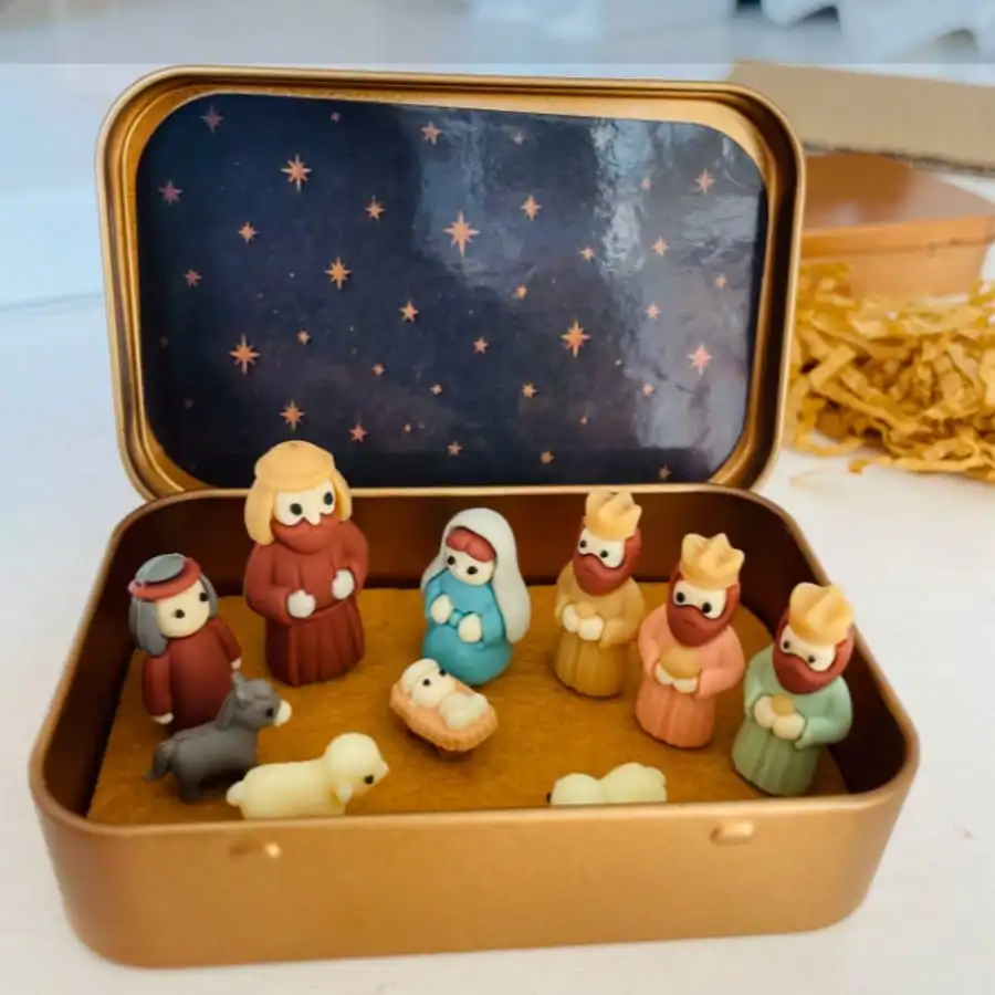 Handmade Miniature Christmas Nativity Scene Set With Tin Box - Portable Pocket-Sized Resin/Fabric Scene, Includes Mary, Jesus, Shepherds, And Animal Models, Perfect For Nativity Scenes And Christmas.