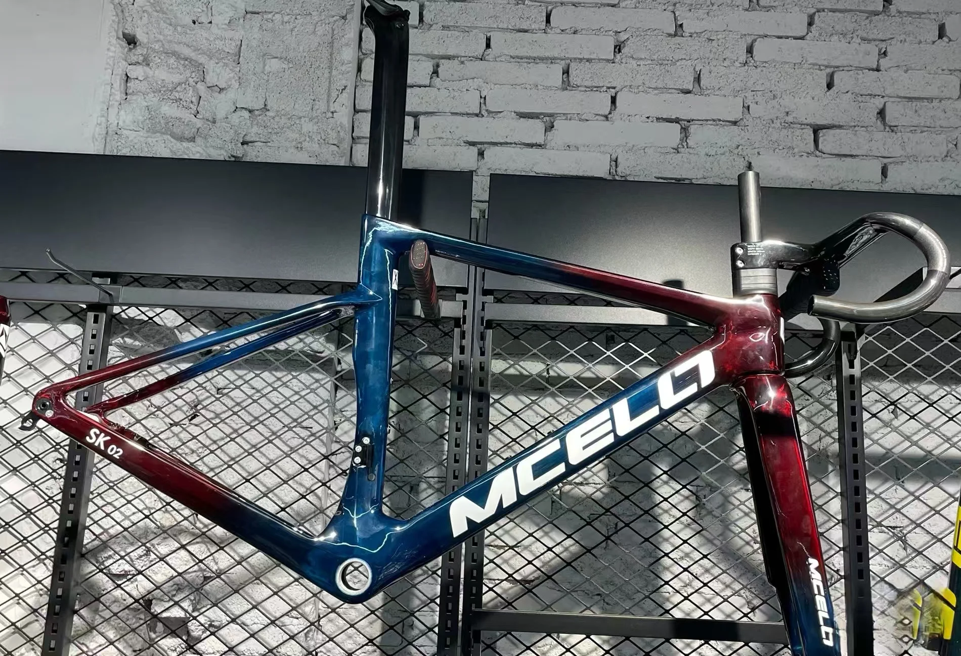 

MCELO Marko SK02 — это легкая дорожная рама с рамой из углеродного волокна и дисковыми тормозами с полной внутренней проводкой.