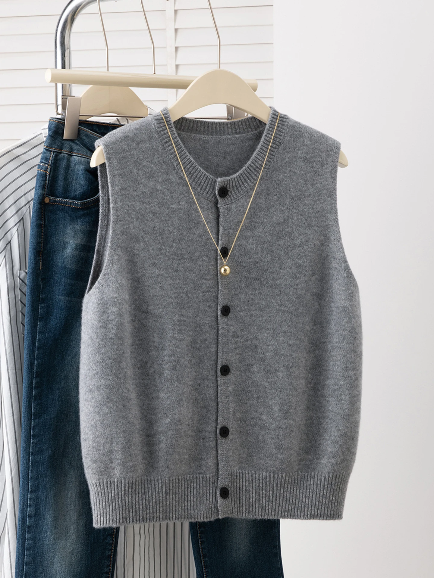 

Faionable Knitted round Ne Vest Single Button Svel Top Simple Layering High End Feeling Commute Sle Pure Color