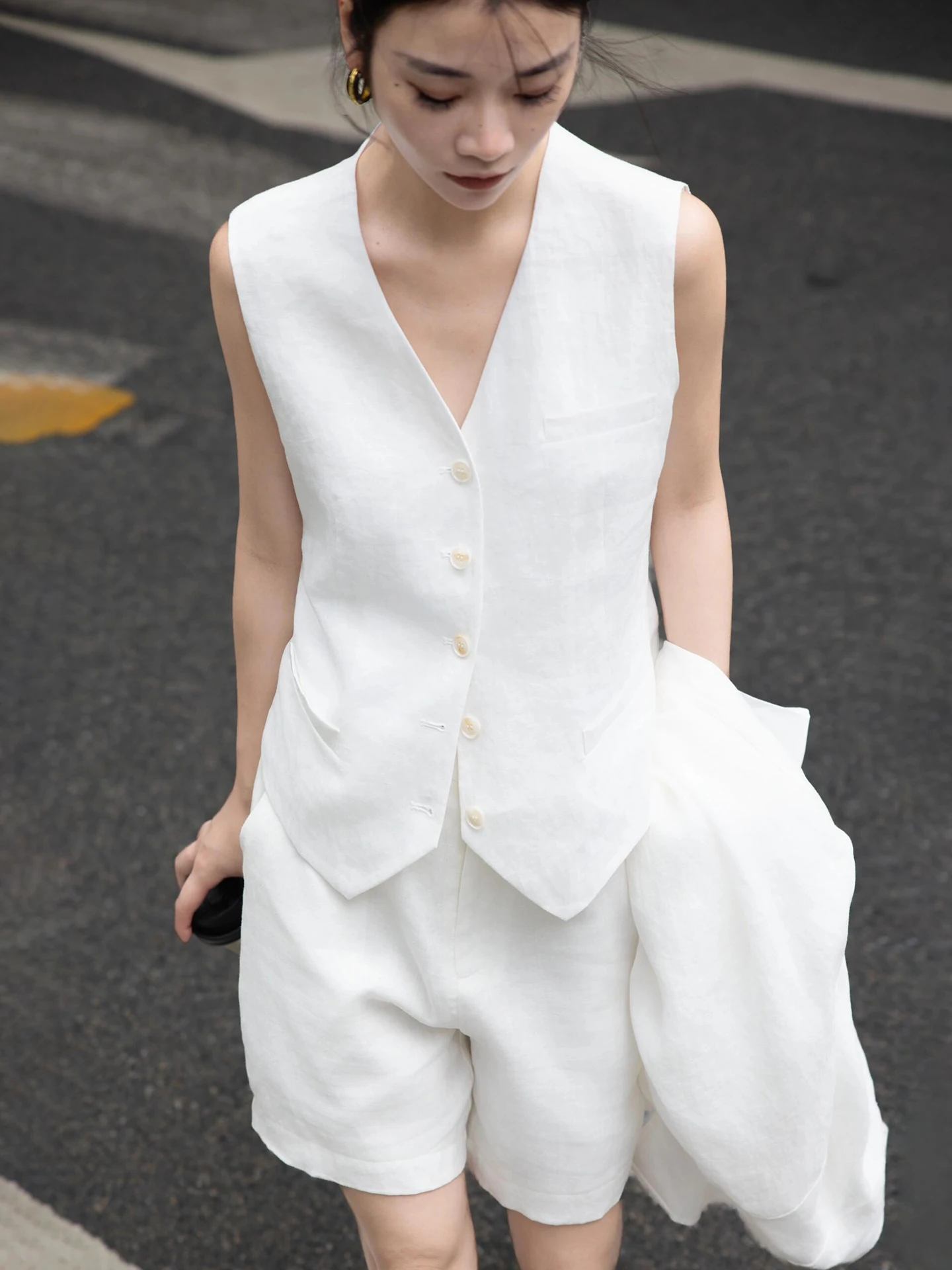 

Fashionable V-Neck Sleeveless Top And Short Pants Workwear Ensemble for Women Elegant Summer Outfit Two-Piece Set