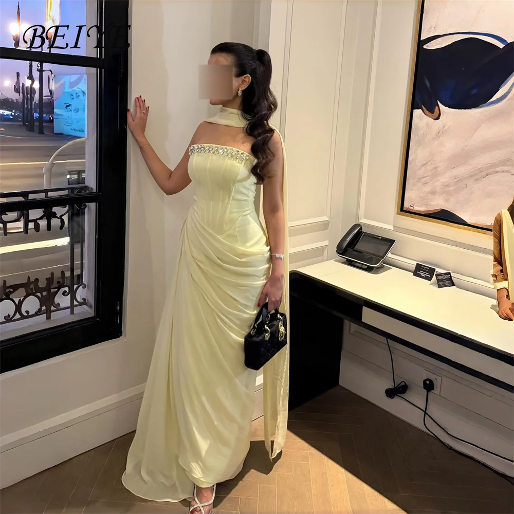BEIYE charmante robe de soirée fourreau jaune 2026 strass bretelles en mousseline de soie plissée robe de soirée personnalisée فساتmaveraات