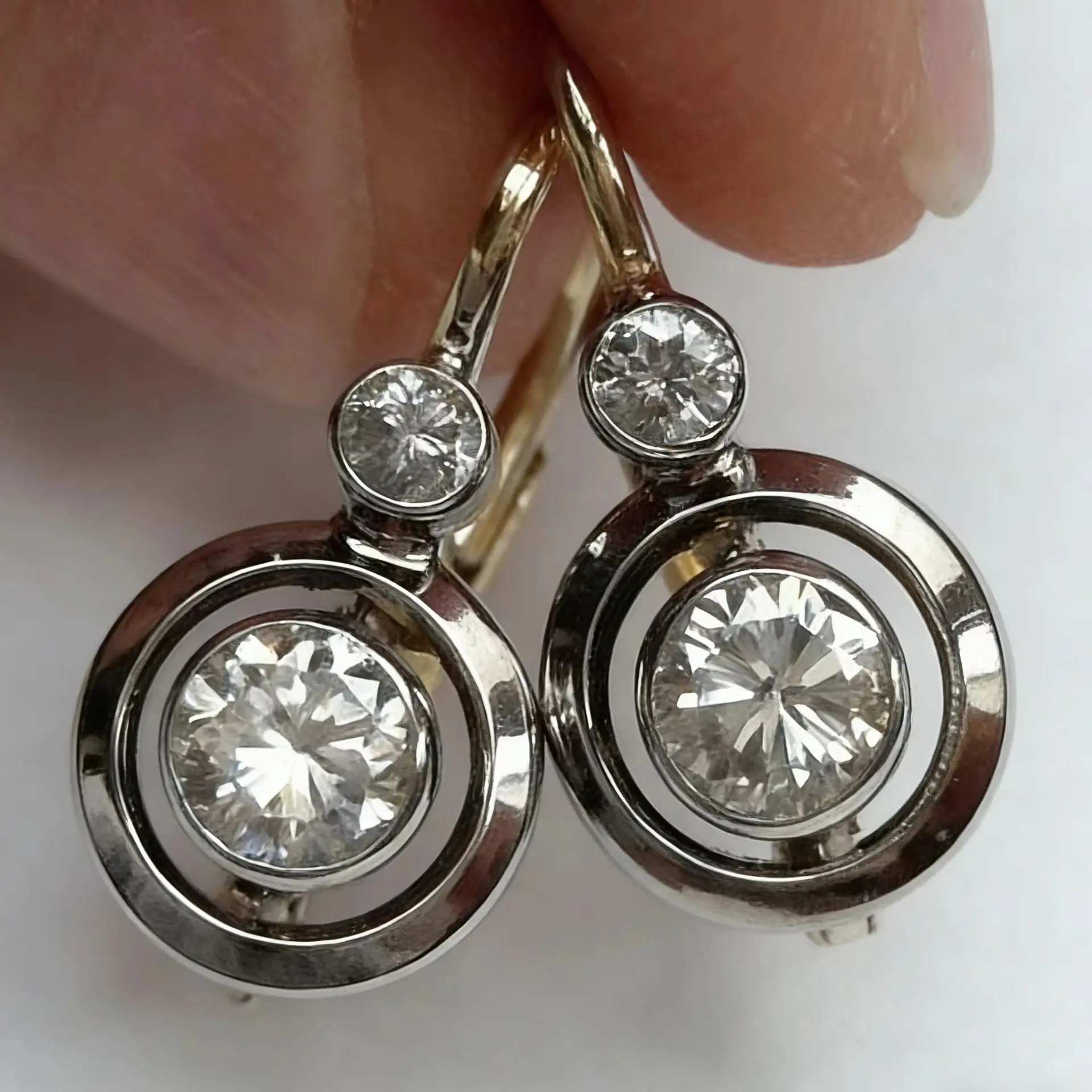 Elegante Doppelring-Kunststein-Ohrhänger aus Kupfer - Damenschmuck für Bankette und Partys