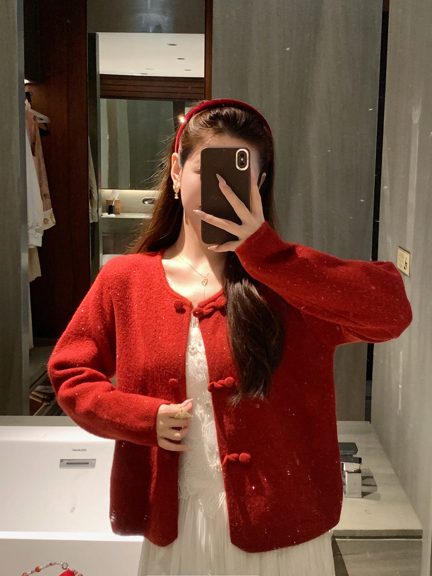 

Новый красный кардиган в китайском стиле с пуговицами, блестящий, открытый, из мягкого нейлона, с длинными рукавами, V-образным вырезом, модный универсальный топ для женщин