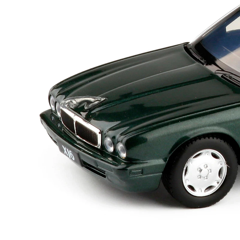 Jaguar-modelo de coche de aleación XJ6, vehículo clásico de Metal fundido a presión, modelo de coche de alta simulación, Colección Pull Back, juguete para niños, regalo, 1:36