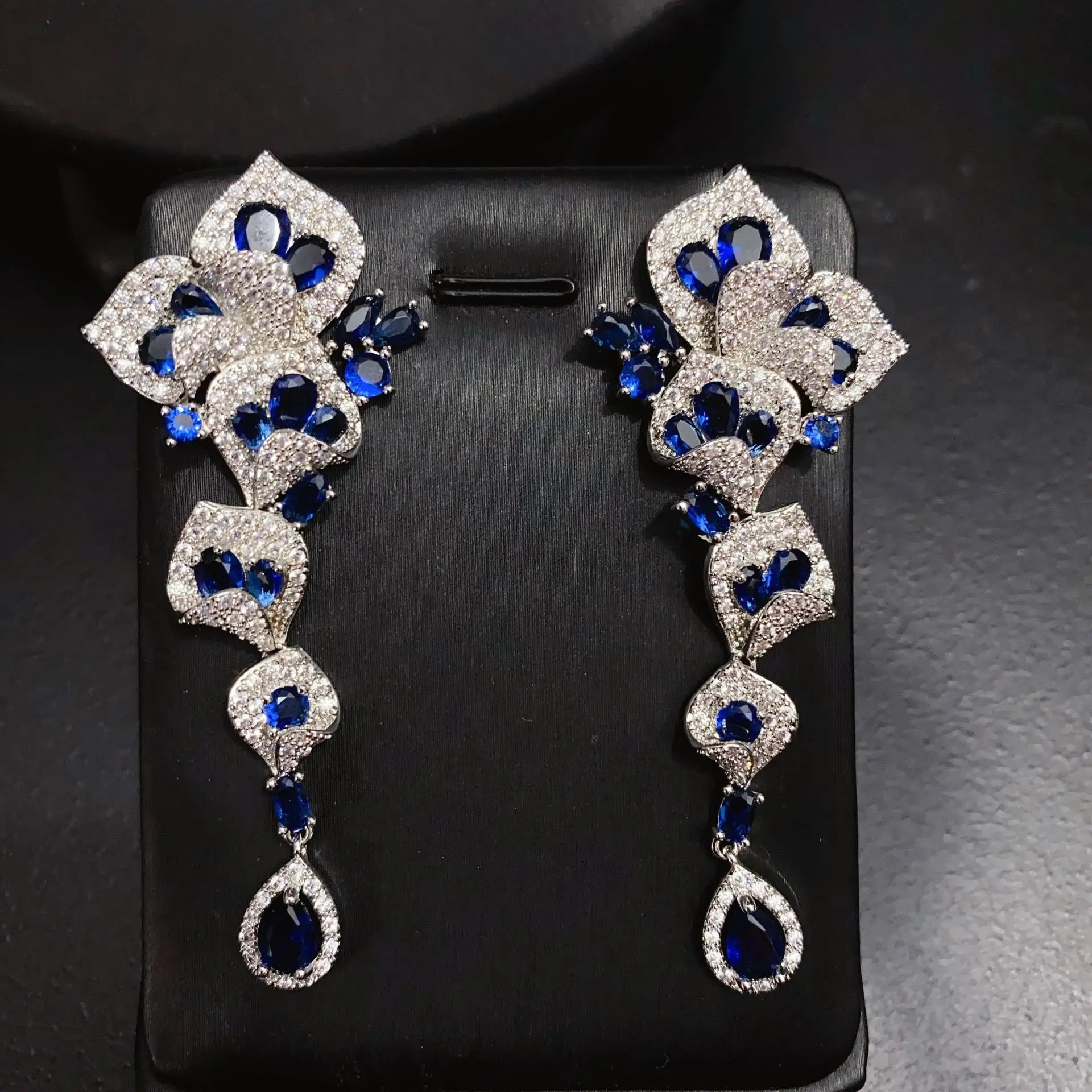 

Fashion temperament Multi-color petal leaf earrings Trendy new ear jewelry Women