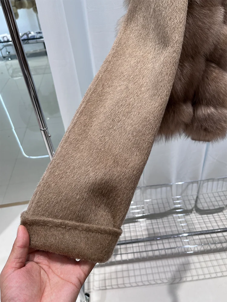 معطف شتوي نسائي جديد لعام 2025 من فرو الثعلب الحقيقي الطبيعي سترة صوفية سميكة ودافئة ملابس خارجية نسائية غير رسمية