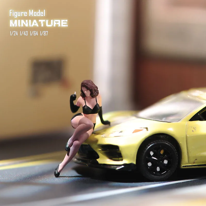 Miniature 1/87 1/64 1/43 1/24 1/18 Bikini Girl Leaning On Car Figure Street Scene Sand Table Photography Model for Car Vehicle