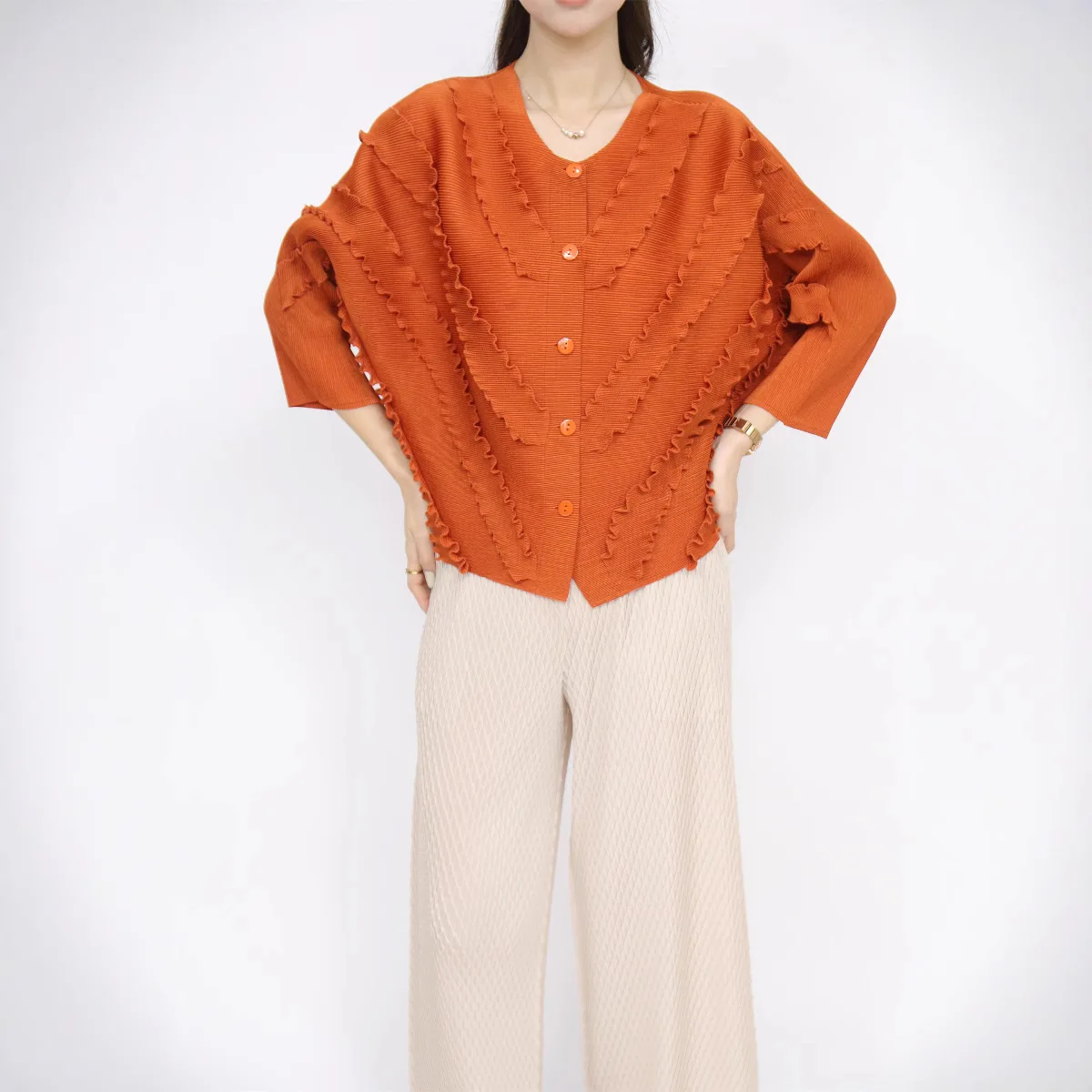 2025 Miyake printemps plié haut nouvelle mode banlieue confortable polyvalent simple boutonnage couleur unie Plisse petit haut Cardigan