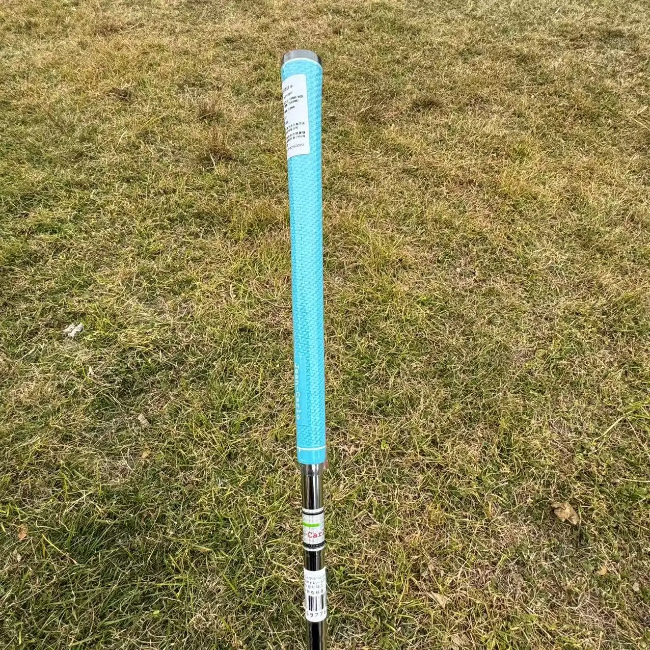 Los palos de golf de acero al carbono de alto rendimiento son livianos y duraderos, adecuados para principiantes y jugad