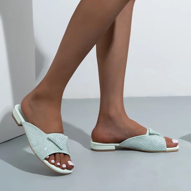 2023 zapatillas de mujer, novedad de verano, zapatillas de tacón bajo a la moda con diamantes de imitación para mujer, zapatos de mujer de marca de lujo de diseñador exterior para el hogar