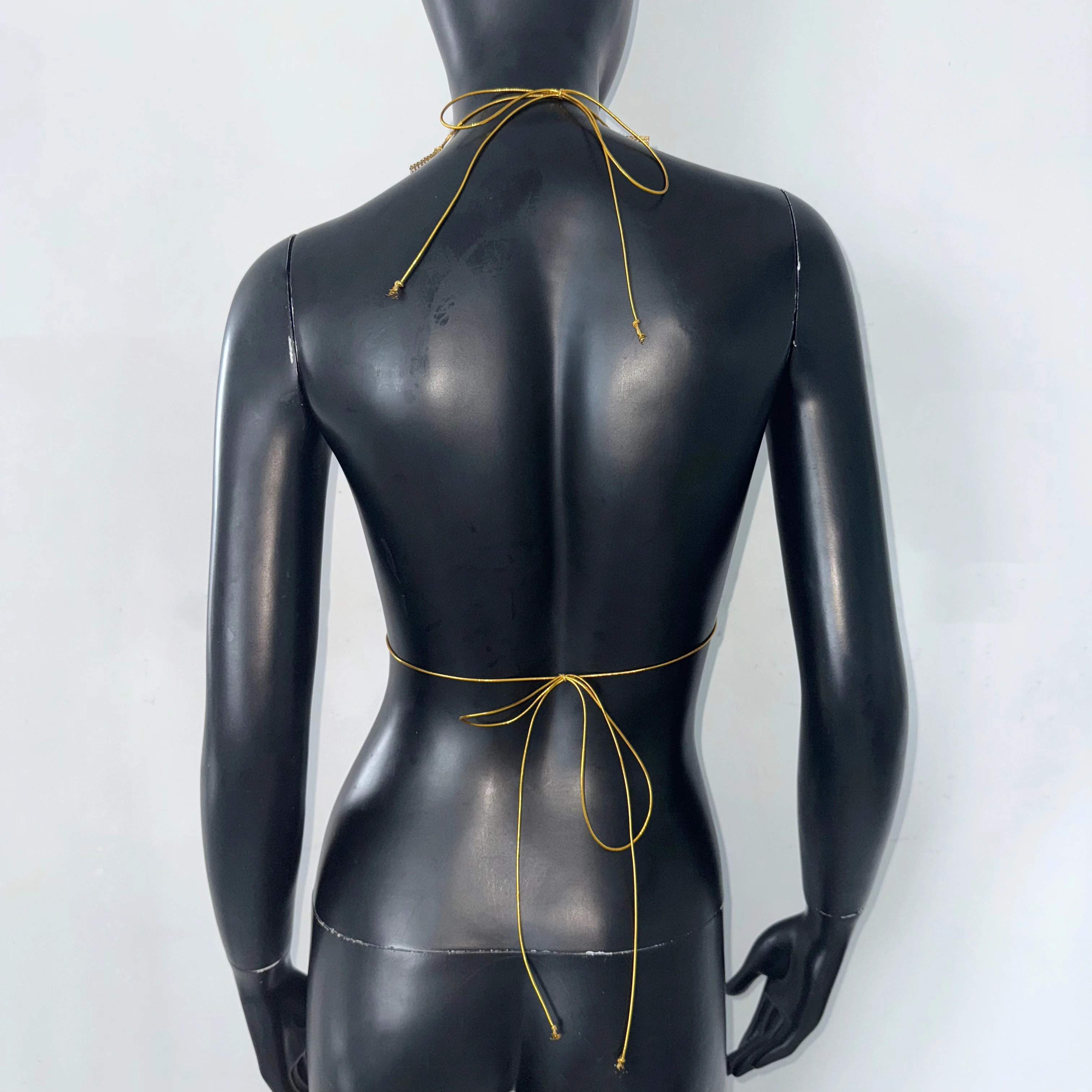 Camisola Sexy con escote en V profundo y espalda descubierta para mujer, Top corto sin mangas con lentejuelas de Metal brillante y cuello Halter, Tops cortos para fiesta en club nocturno