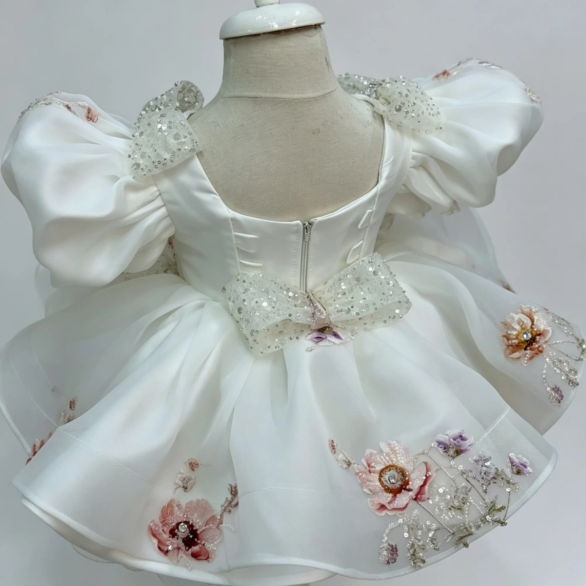 Weißes Mädchenkleid mit Puffärmeln, Prinzessinnenkleid mit Blumenstickerei und Pailletten, Ballkleid für Kinder, Blumenmädchenkleid für Hochzeit, Taufe, Geburtstag, Party – Detail 6