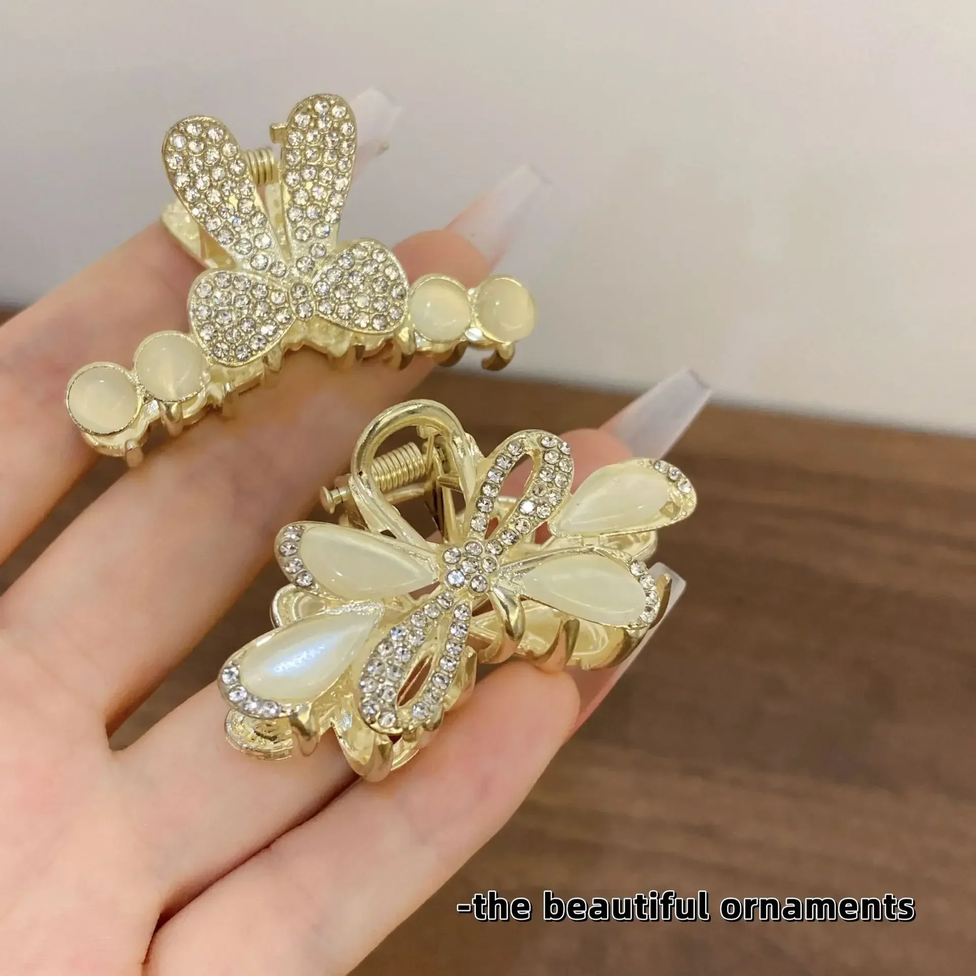 

New Claw Clip for Women Imitation Cat Eye Butterfly Crystal Hair Clip Flower Headpiece Elegant Alloy Hair Accessories