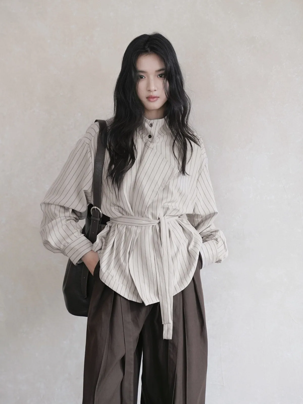 Camisas de manga larga para mujer, blusas abotonadas de satén con cuello vuelto, mangas acampanadas, corte ajustado, estilo francés femenino, apariencia de primavera