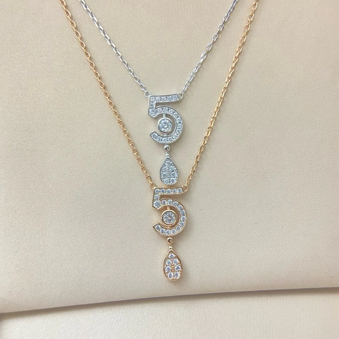 

The 2025 new Xiaoxiangjia Full Diamond 5-character necklace is a personalized, exquisite, fashionable, versatile, light luxury a