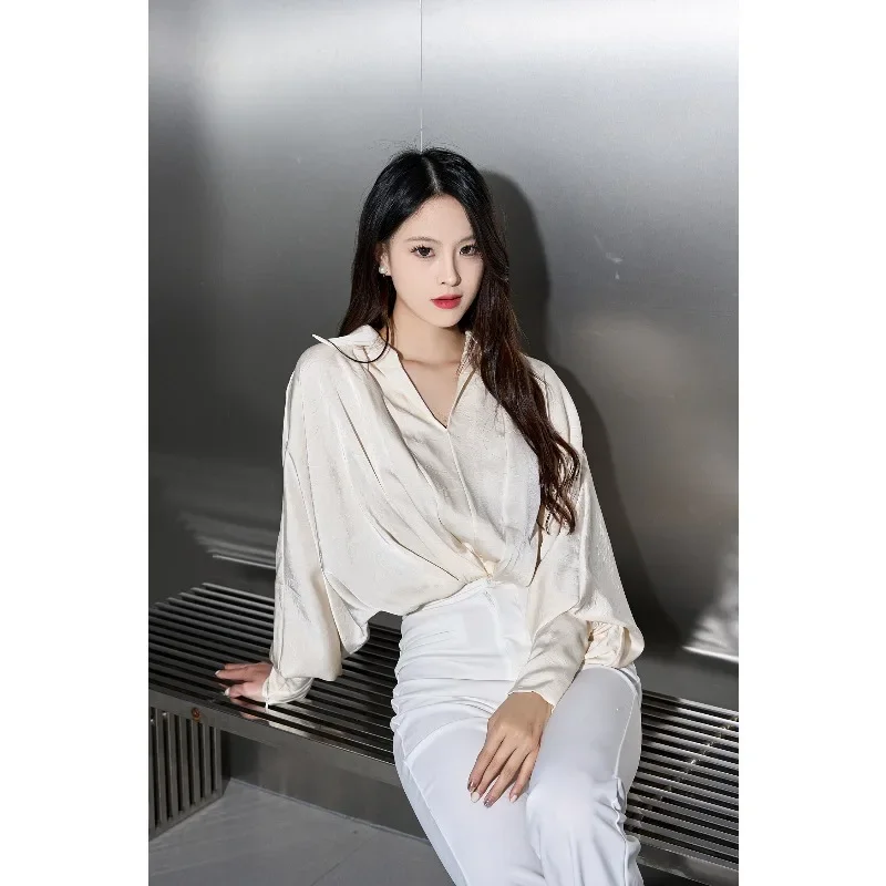 Camicia lunga albicocca stile alla moda e alla moda con maniche a lanterna in vita in raso da donna di alta qualità primavera autunno all'aperto